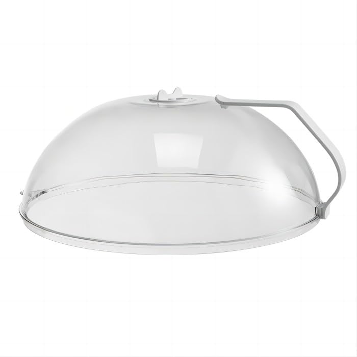 Cloche anti-éclaboussures Runzi en polycarbonate transparent posée sur un plat dans une cuisine claire