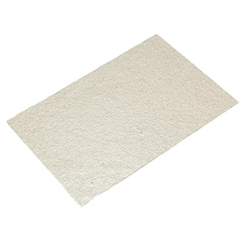 Feuille rectangulaire de mica à découper, posée seule sur un plan de travail en bois clair