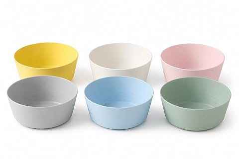 Six bols Ikea Kalas en plastique pastel, disposés en deux rangées sur un plan de travail clair.