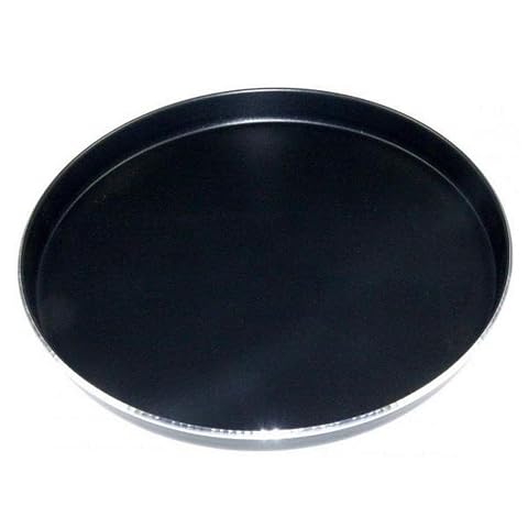 Plat Crisp Whirlpool rond noir et peu profond, posé sur un plan de travail de cuisine