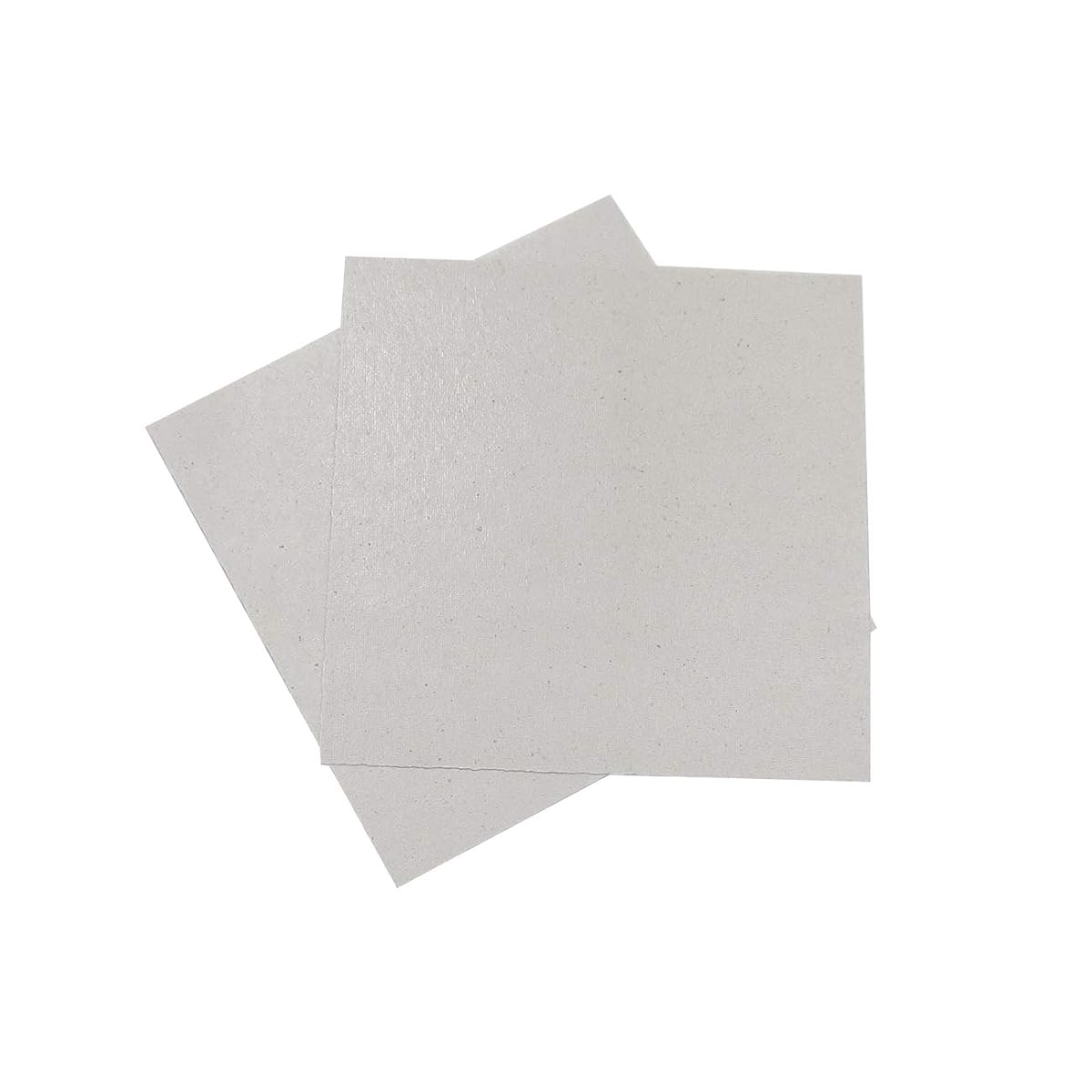 Deux plaques carrées en mica blanc de 13 × 13 cm posées sur un plan de travail
