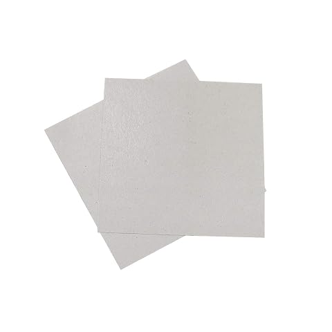Deux plaques carrées en mica blanc de 13 × 13 cm posées sur un plan de travail