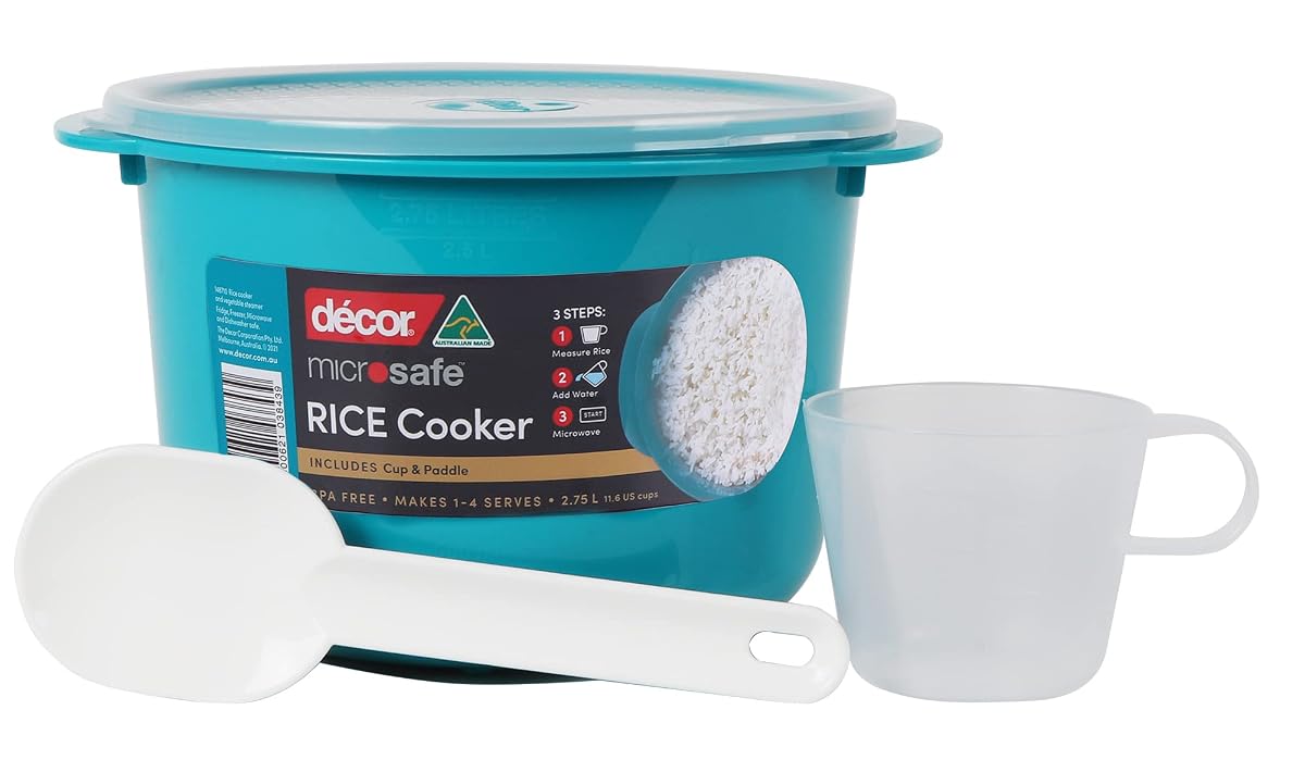 Cuiseur à riz Décor bleu sarcelle avec couvercle, tasse doseuse et spatule sur un plan de travail