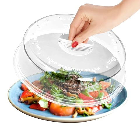 Cloche transparente Kotaro posée sur une assiette dans une cuisine claire