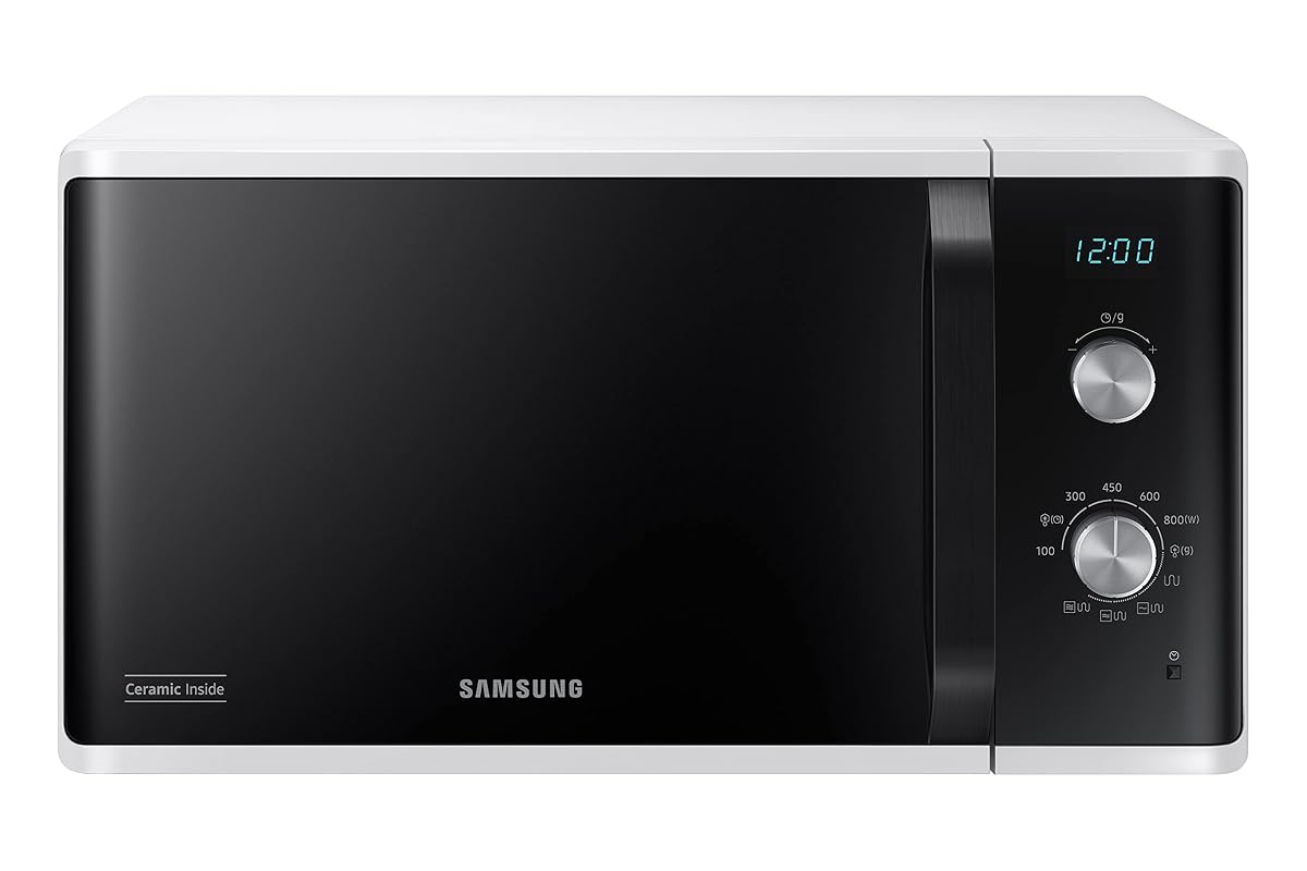Micro-ondes grill Samsung blanc à deux molettes posé sur un plan de travail en bois clair