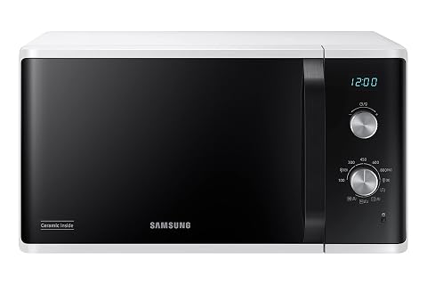 Micro-ondes grill Samsung blanc à deux molettes posé sur un plan de travail en bois clair