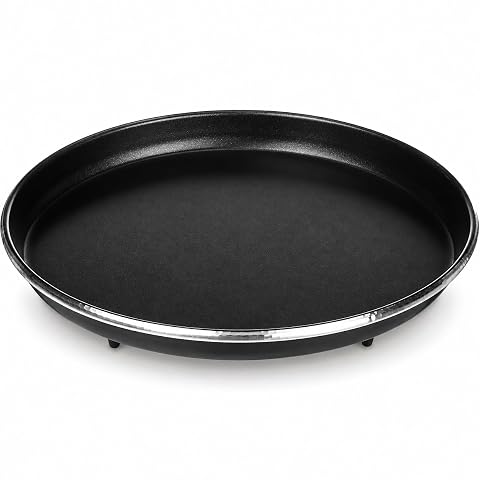 Plat Crisp Whirlpool AVM250 noir à revêtement antiadhésif posé sur un plan de travail en bois clair
