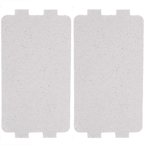 Deux plaques mica rectangulaires pour micro-ondes posées sur un plan de travail en bois clair.