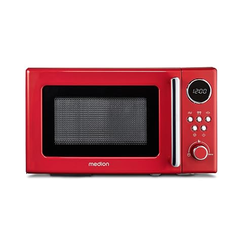 Micro-ondes rétro rouge Medion posé sur un plan de travail clair dans une cuisine contemporaine