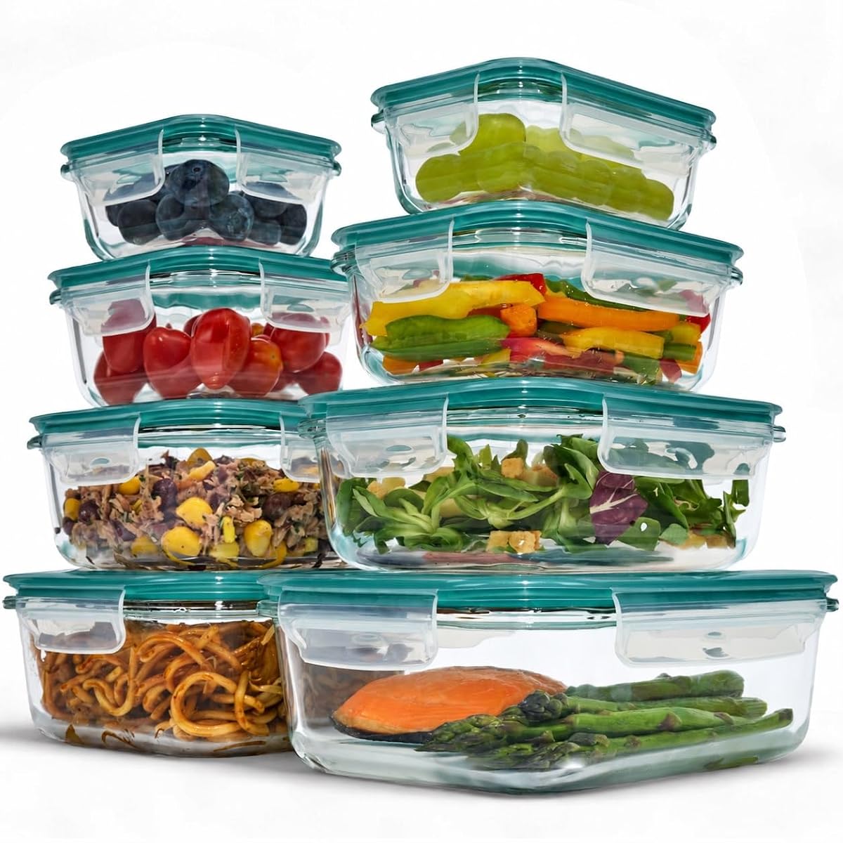 Huit boîtes alimentaires en verre de formats variés avec couvercles verts, empilées sur un plan de travail clair