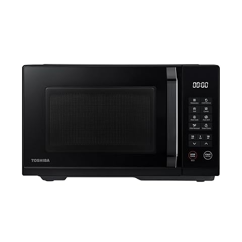 Micro-ondes combiné Toshiba noir avec commandes tactiles posé sur un plan de travail en bois clair
