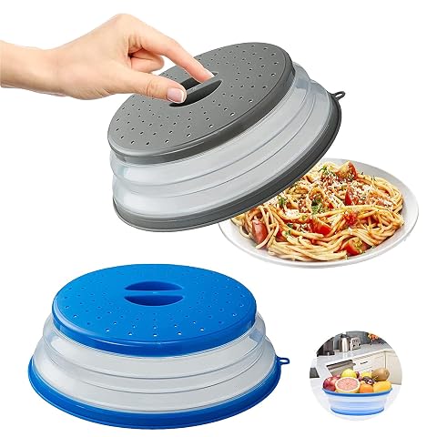 Deux cloches pliables pour micro-ondes, l’une déployée sur une assiette et l’autre repliée