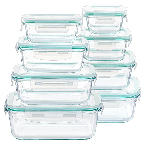 Huit boîtes alimentaires en verre avec leurs couvercles verts, carrés et rectangulaires