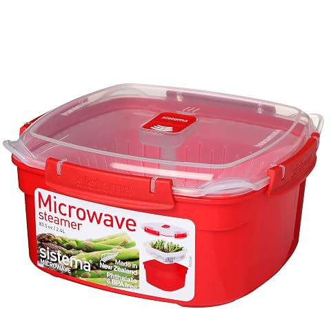 Cuiseur vapeur micro-ondes rouge et transparent avec panier amovible sur un plan de travail clair.