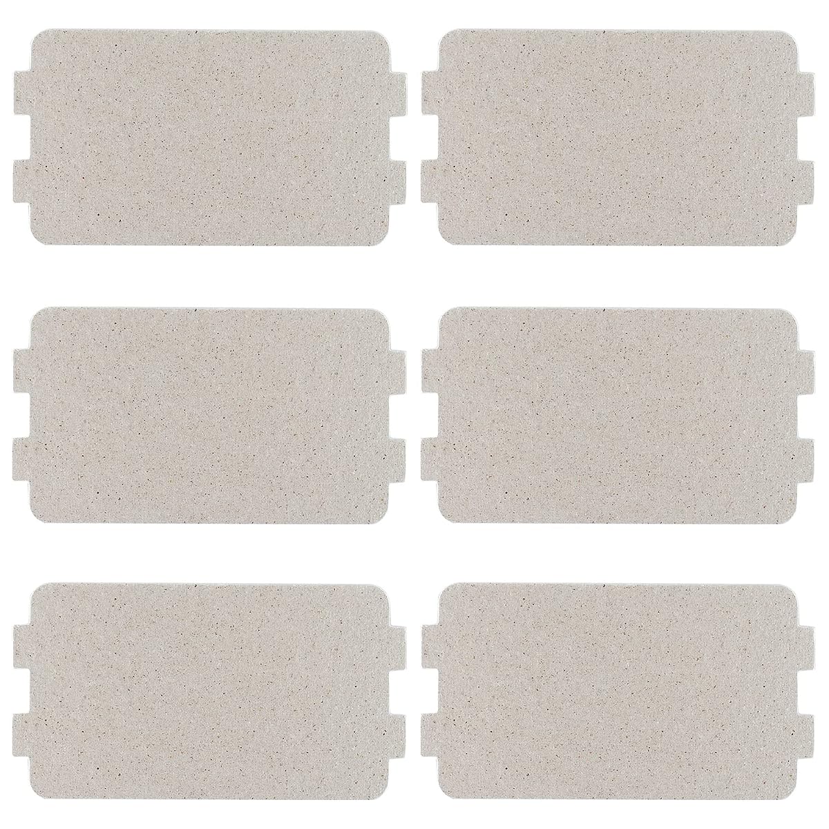 Lot de six plaques mica rectangulaires de 117 × 64 mm posé sur un plan de travail