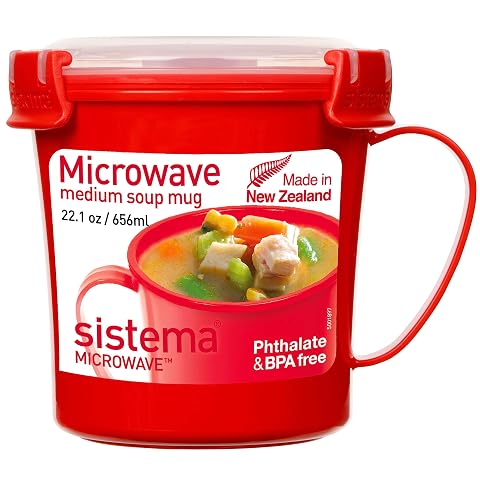 Mug à soupe rouge en plastique avec poignée intégrée et couvercle ventilé, posé sur un plan de cuisine.