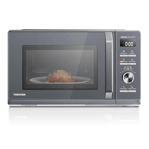Micro-ondes combiné Toshiba gris Morandi avec poignée chromée posé sur un plan de travail en bois clair